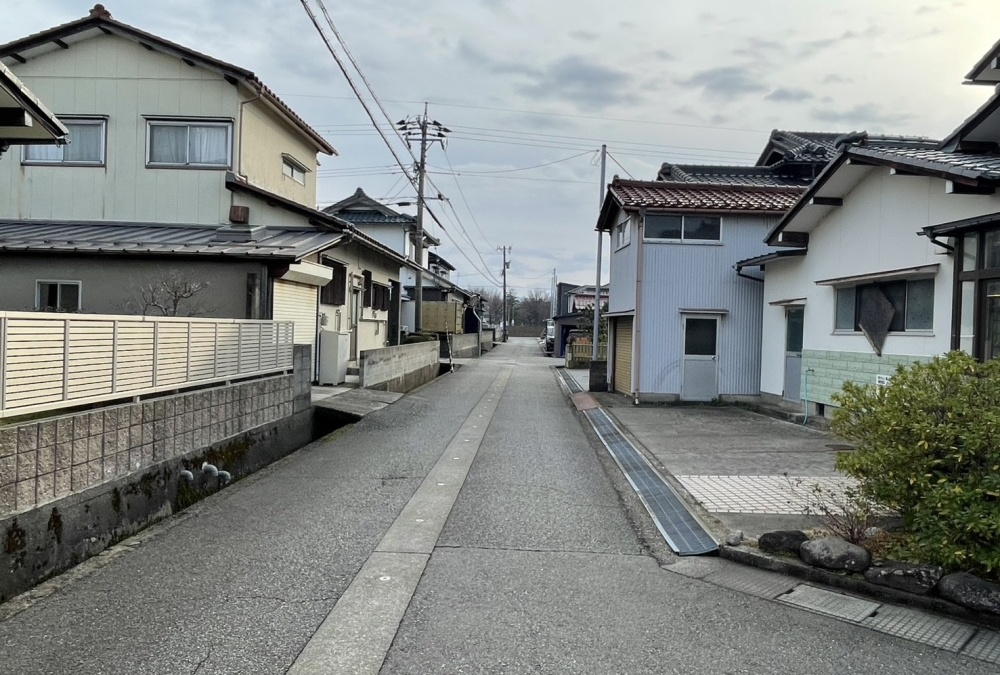 東側前面道路（西側から撮影）幅員：4.92m
