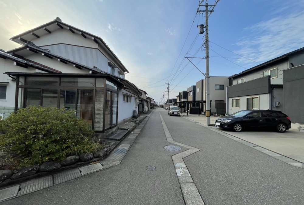 北側前面道路（東側から撮影）幅員：5.92m