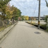 北側前面道路（西側から撮影）
