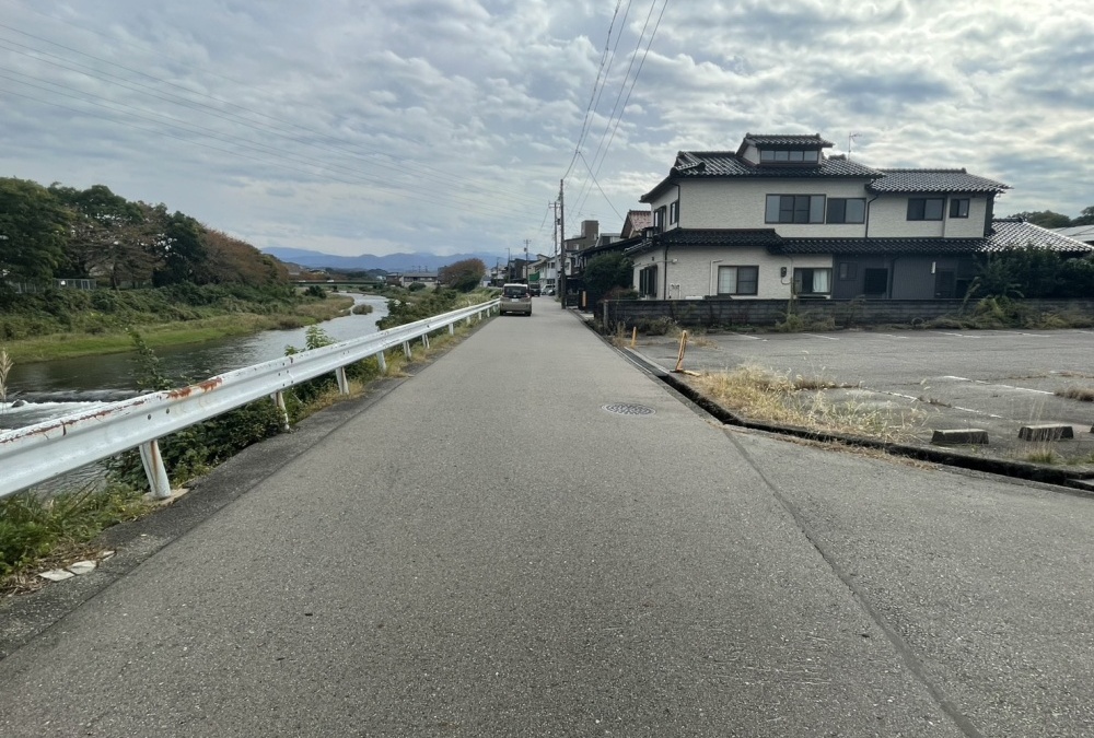 東側前面道路（北側から撮影）