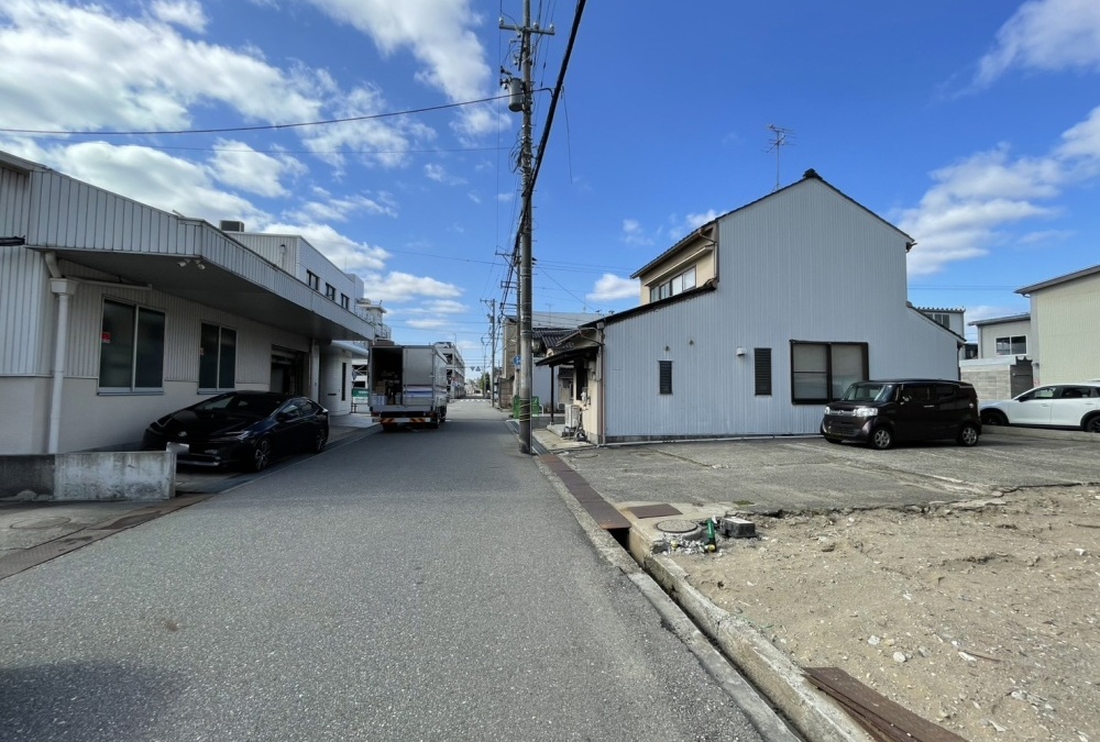 南東側前面道路（北東側から撮影）幅員：5.97ｍ
