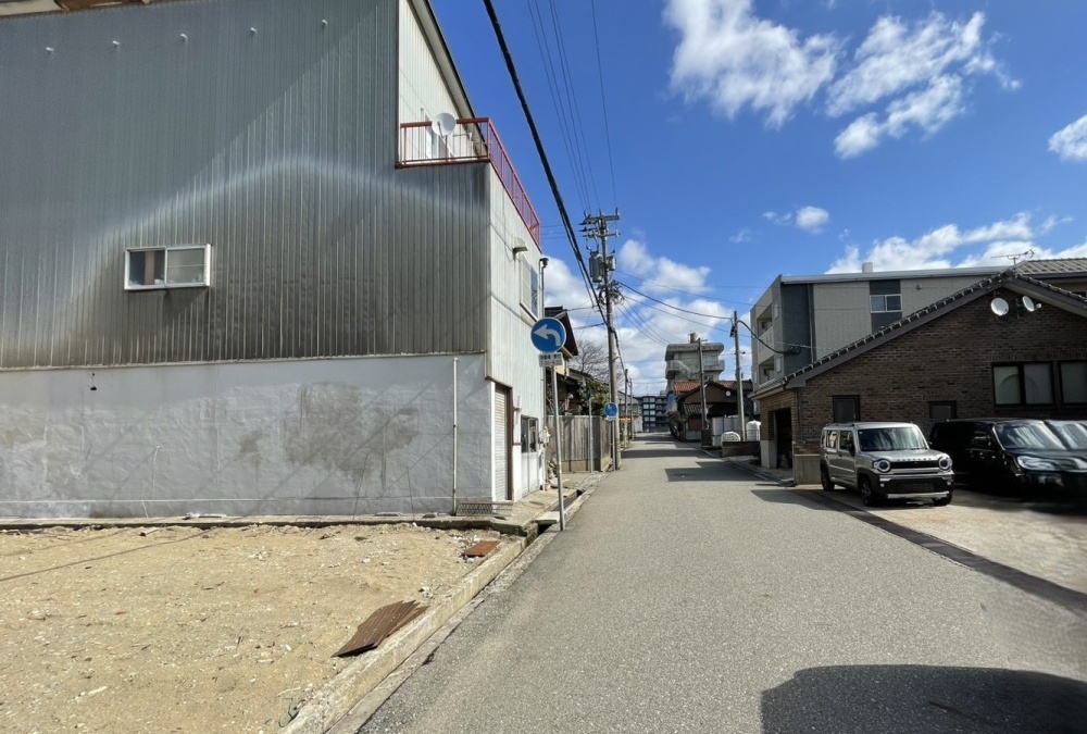 南東側前面道路（南西側から撮影）幅員：5.97ｍ