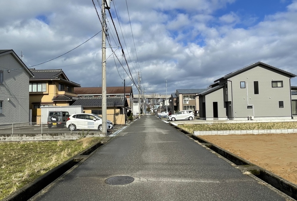 西側前面道路（南側から撮影）