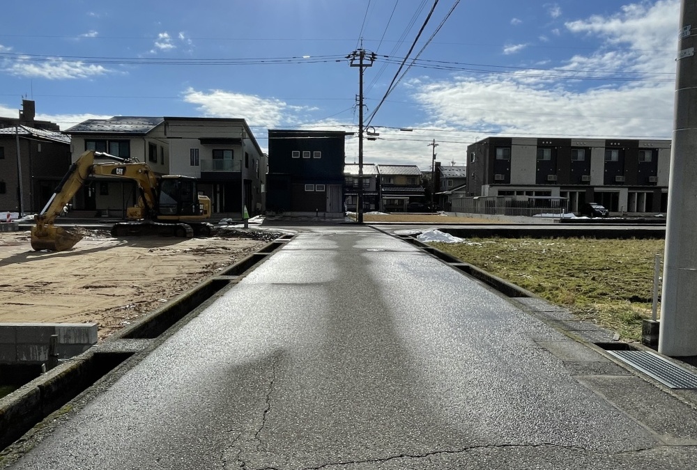 西側前面道路（北側から撮影）