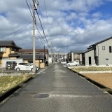 西側前面道路（南側から撮影）
