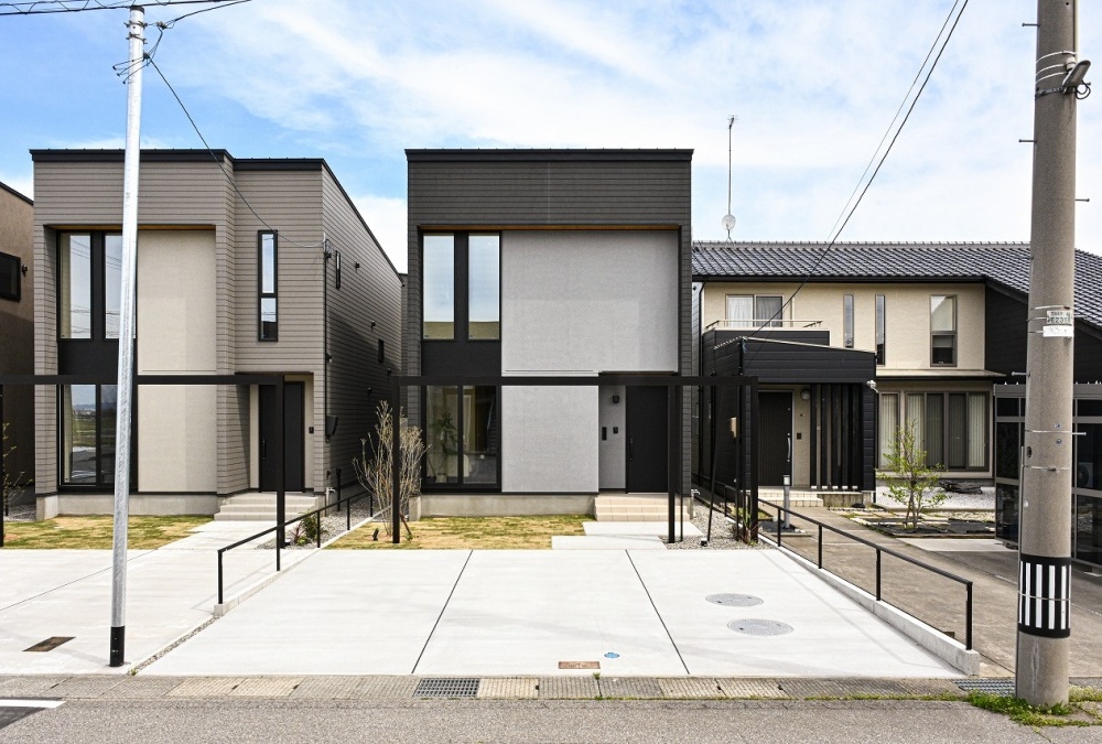 ブラックカラーと明るいグレイッシュの吹付のコントラストにハイサッシがおしゃれに際立つクールモダンなデザイン住宅です♪