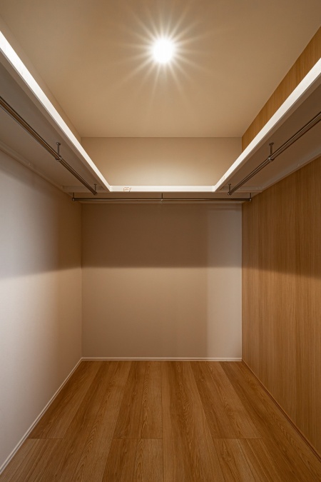 2帖のウォークインクローゼットには季節ものなどを仕舞えます♪