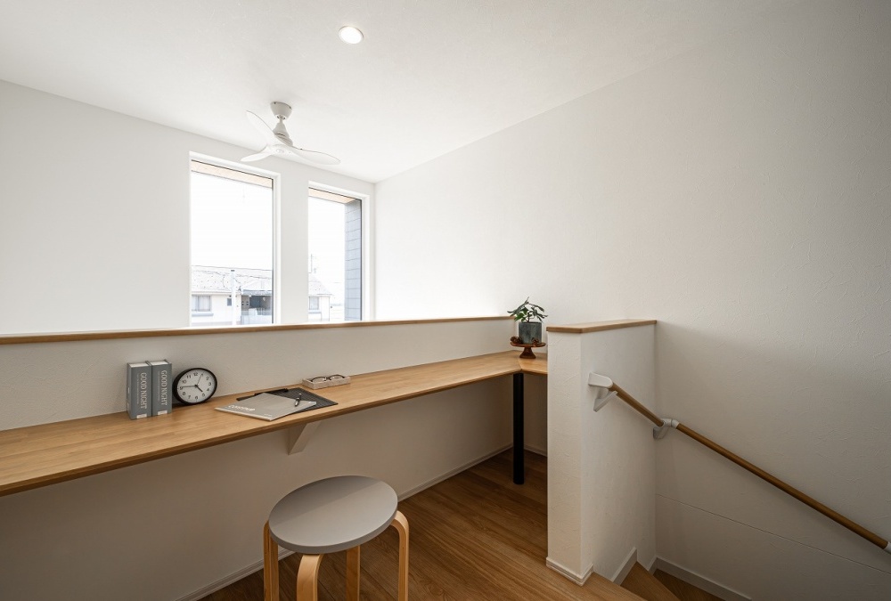 2階のカウンタースペースでは、趣味やワークスペースを共有できます。吹抜の窓も開放感があり、とても明るい空間になります。