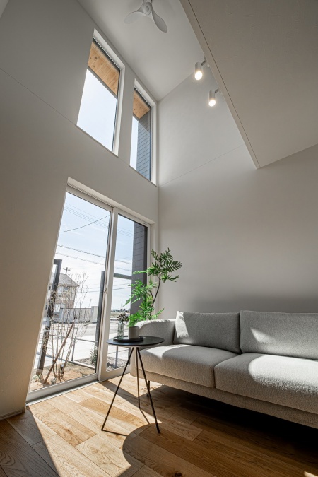 南に面したリビングには吹抜からも光を採りこめて、家全体が明るい住まいになります♪