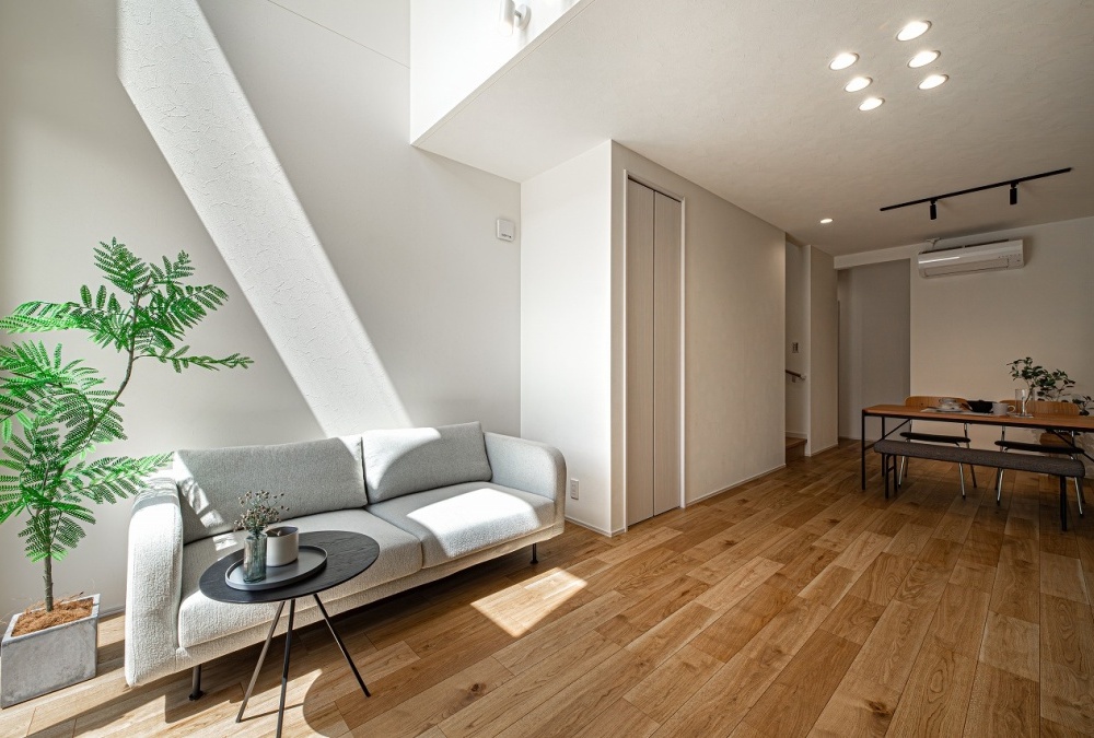 LDKは19.2帖の大空間で、天井高も2.5mのため圧迫感なく過ごせます。さらに吹抜があることで帖数以上の開放感を感じられます♪