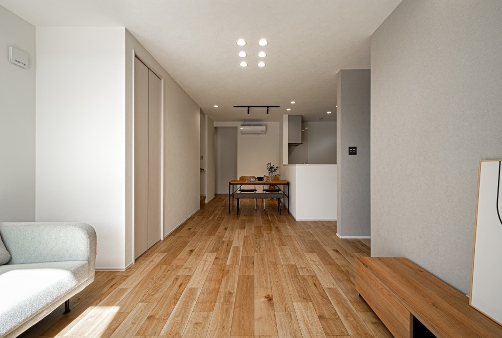 ホワイトカラーに木目調の素材感が明るく落ち着いた空間を演出します♪