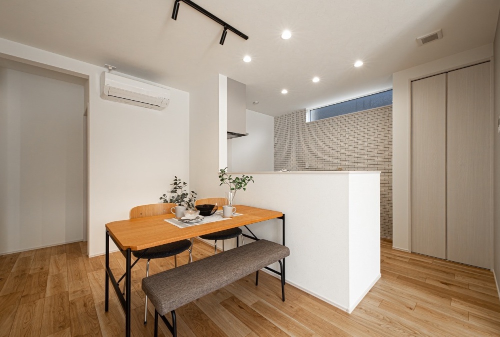 キッチンにはパントリーが確保されているので食品や日用品を安心してストックできます。