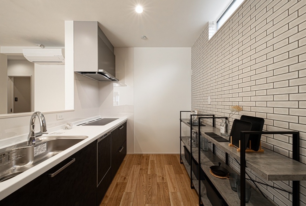 タイル調の壁紙デザインとヴィンテージメタル柄のキッチン扉が空間をオシャレに演出します♪