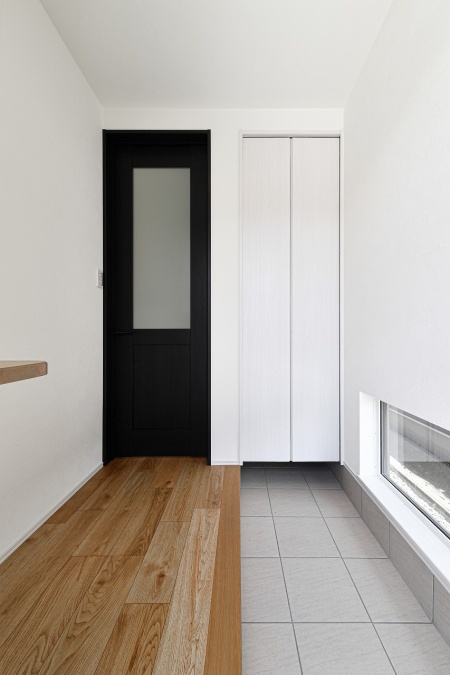 玄関内に土間続きの収納を確保。ベビーカーや趣味道具などを仕舞えます♪