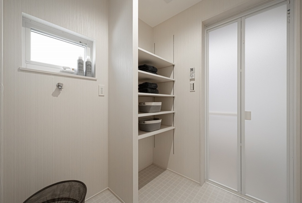 サンルーム兼脱衣室には可動棚を設け、「洗う・干す・仕舞う」がここで完結します♪