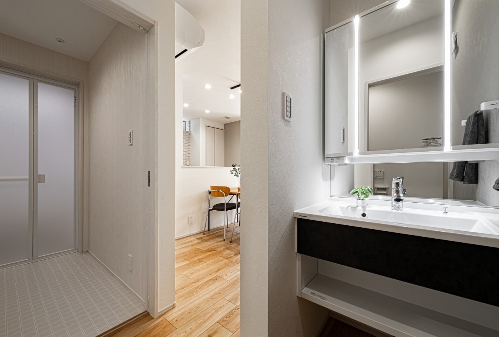 独立型の洗面化粧台は、ご家族同士でもストレスなく使える上に、お客様もご案内しやすいのが魅力です。