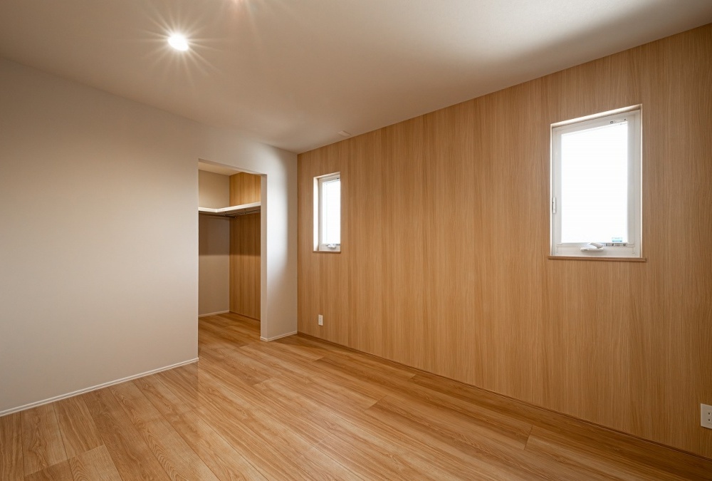 木目調の落ち着いた雰囲気の寝室には２帖のウォークインクローゼットを完備しています。