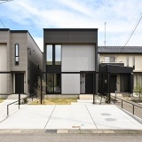 ブラックカラーと明るいグレイッシュの吹付のコントラストにハイサッシがおしゃれに際立つクールモダンなデザイン住宅です♪