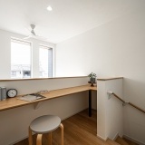 2階のカウンタースペースでは、趣味やワークスペースを共有できます。吹抜の窓も開放感があり、とても明るい空間になります。