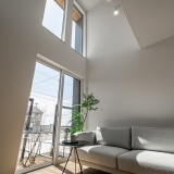 南に面したリビングには吹抜からも光を採りこめて、家全体が明るい住まいになります♪