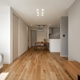 ホワイトカラーに木目調の素材感が明るく落ち着いた空間を演出します♪