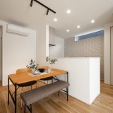 キッチンにはパントリーが確保されているので食品や日用品を安心してストックできます。