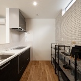 タイル調の壁紙デザインとヴィンテージメタル柄のキッチン扉が空間をオシャレに演出します♪