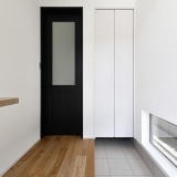 玄関内に土間続きの収納を確保。ベビーカーや趣味道具などを仕舞えます♪