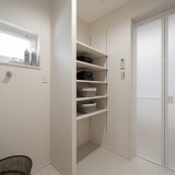 サンルーム兼脱衣室には可動棚を設け、「洗う・干す・仕舞う」がここで完結します♪