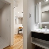 独立型の洗面化粧台は、ご家族同士でもストレスなく使える上に、お客様もご案内しやすいのが魅力です。