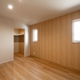 木目調の落ち着いた雰囲気の寝室には２帖のウォークインクローゼットを完備しています。