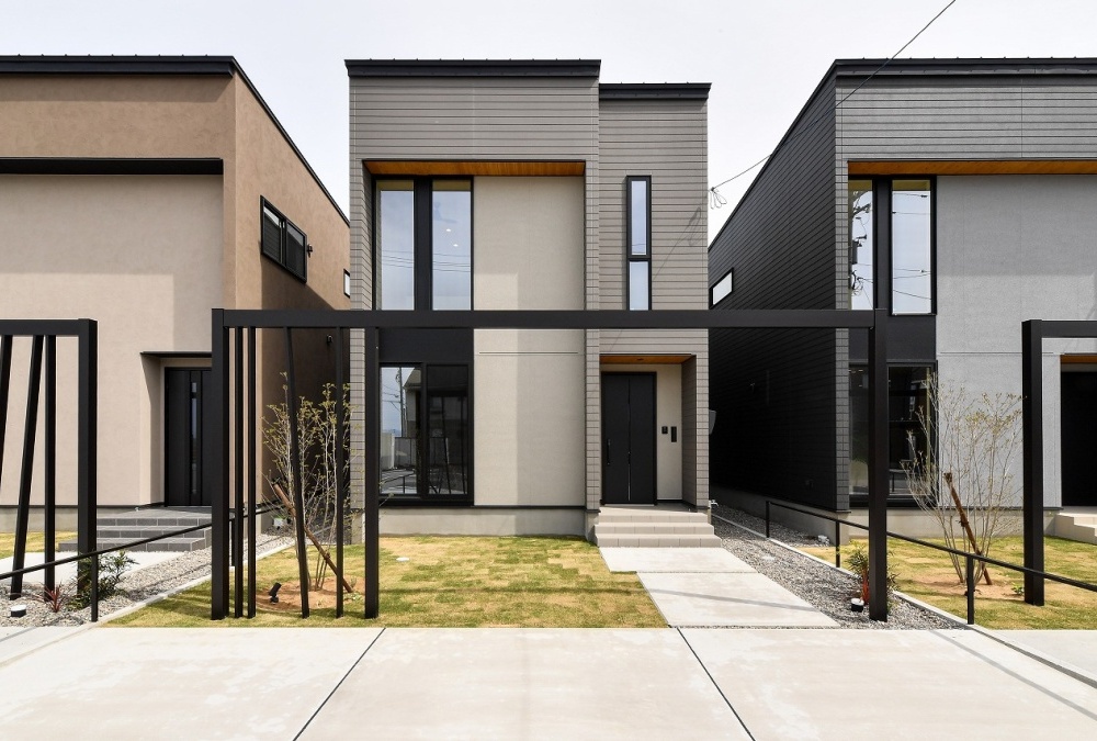 小幅の板を重ね張りしたような外壁をベースに柔らかなグレイッシュの吹付とシャープなハイサッシが映える上質なモダンデザイン住宅。