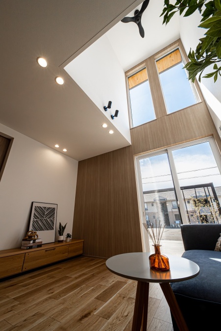 南に面したリビングには吹抜からも光を採りこめて、家全体が明るい住まいになります♪