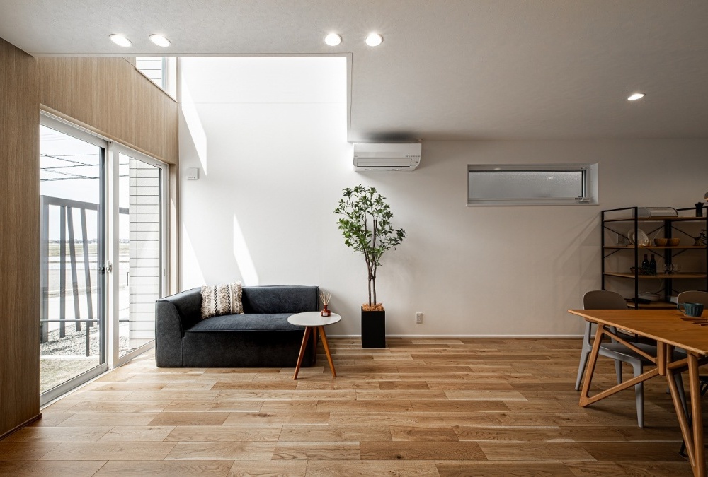 自然素材の質感を活かした暖かみのある落ち着いた内観デザインです。