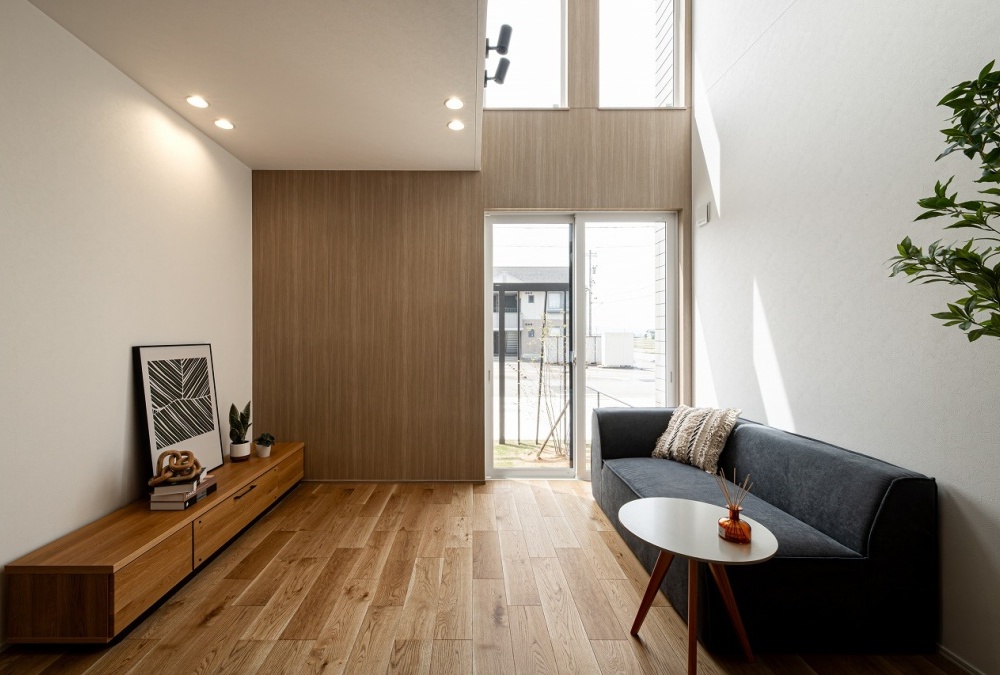 LDKは18.2帖の大空間で、天井高も2.5mのため圧迫感なく過ごせます。さらに吹抜があることで、LDKが明るく開放的な空間になり、帖数以上の開放感を感じられます。