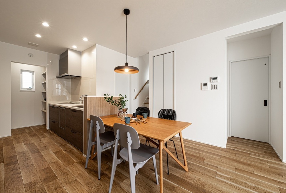 キッチンを中心にLDK全体を見渡せ、収納も充実の子育て安心設計です♬