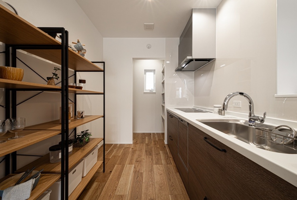 キッチン横にはパントリーが備わっており、食料品をはじめ日用品、防災品などもしっかりとストックできます。
