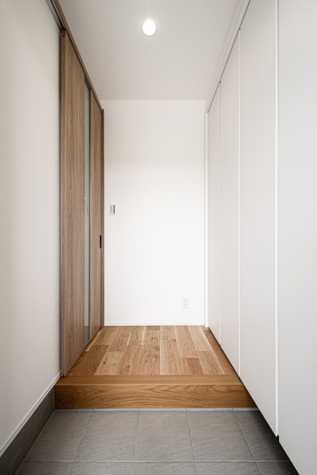 壁一面をシューズクロークとして使える収納量なのでスッキリ玄関を実現します♪