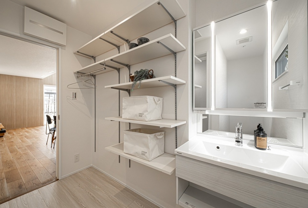 洗面脱衣室には可動棚を設け、「洗う・干す・仕舞う」がここで完結します♪