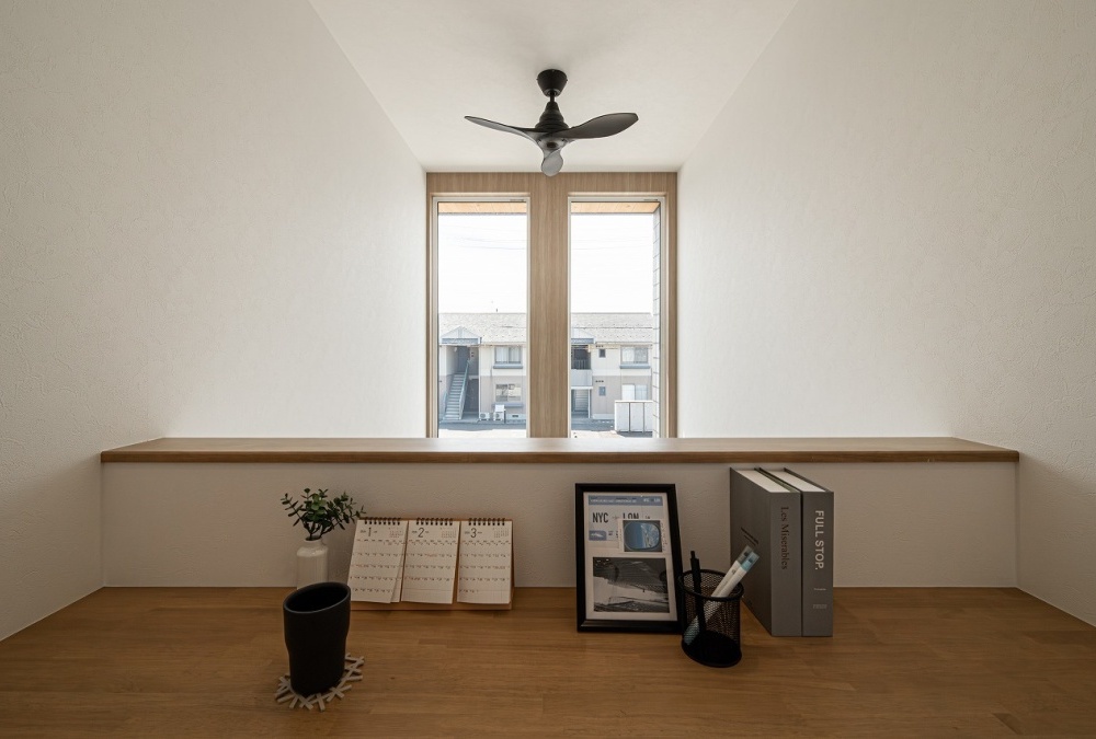 2階のカウンタースペースでは、趣味やワークスペースを共有できます。吹抜の窓も開放感があり、とても明るい空間になります。