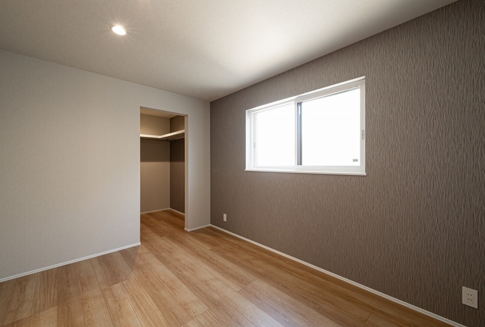 落ち着いた雰囲気の寝室には２帖のウォークインクローゼットを完備しています。