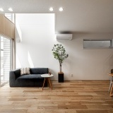 自然素材の質感を活かした暖かみのある落ち着いた内観デザインです。