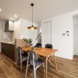 キッチンを中心にLDK全体を見渡せ、収納も充実の子育て安心設計です♬