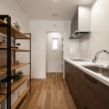 キッチン横にはパントリーが備わっており、食料品をはじめ日用品、防災品などもしっかりとストックできます。