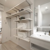 洗面脱衣室には可動棚を設け、「洗う・干す・仕舞う」がここで完結します♪