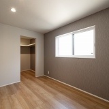 落ち着いた雰囲気の寝室には２帖のウォークインクローゼットを完備しています。