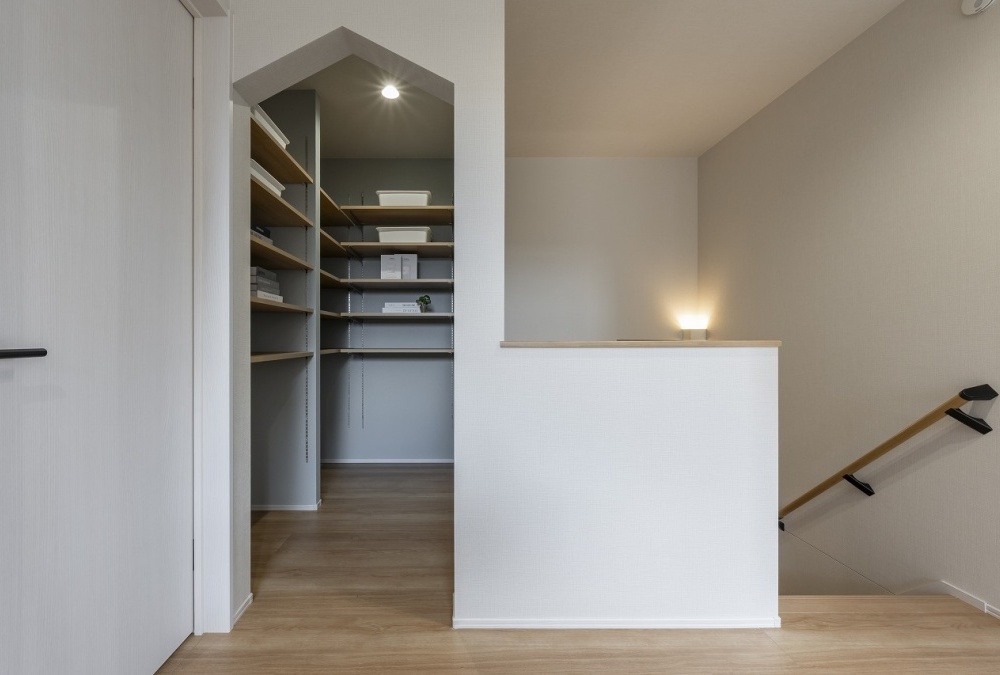 ２階の隠れ家的な収納は季節ものなどを片付けるのに役に立ちます♪