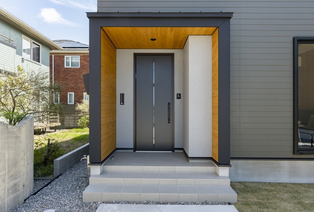 玄関廻りの部材を木で仕上げ、ぬくもり感を演出します♪