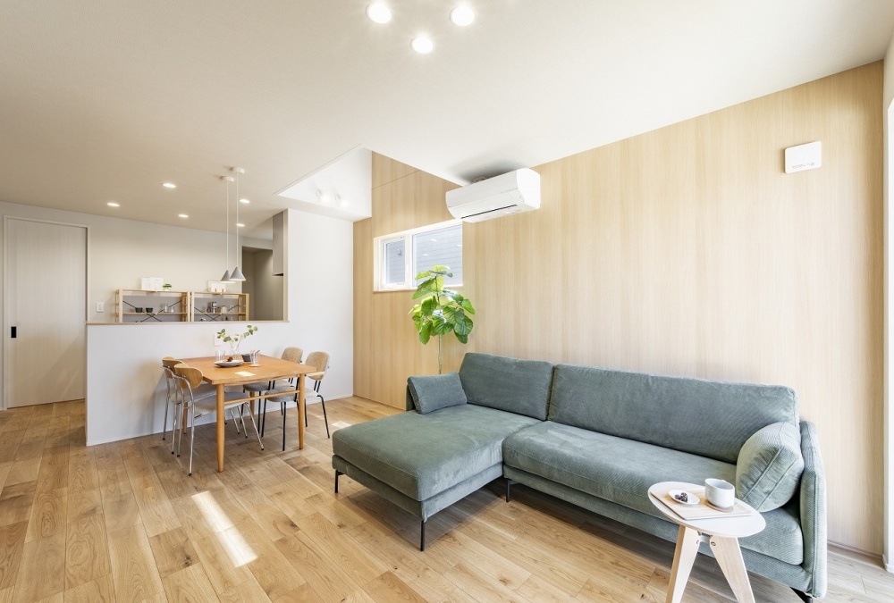 18.5帖の広々としたLDKには南側の吹抜から自然光が間接的に差し込み、暮らしに心地よい解放感をもたらしてくれます。