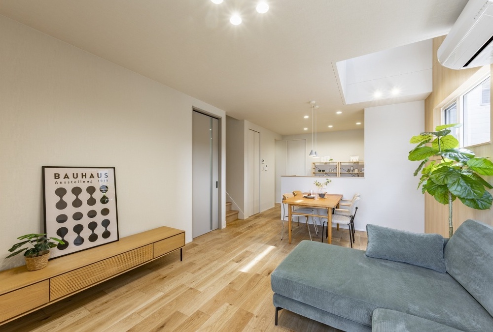 木質系の自然素材の質感が心地よさと温もりを感じさせてくれる空間を演出します♪